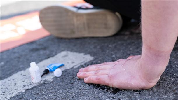 Klimaproteste: Ampel-Politiker lehnen Strafverschärfung ab Einige der Klimaaktivisten kleben sich immer wieder an der Straße fest (Symbolbild).