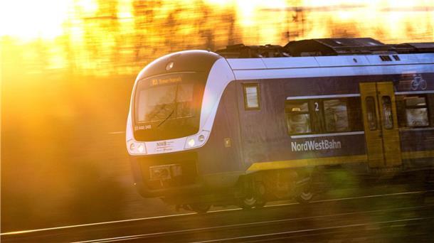 Nordwestbahn will nach Vorfall Abläufe bei Hitze verbessern Einige Fahrgäste wählten laut der Bundespolizei den Notruf, nachdem der Zug infolge eines Defekts auf freier Strecke stoppen musste. (Symbolbild)