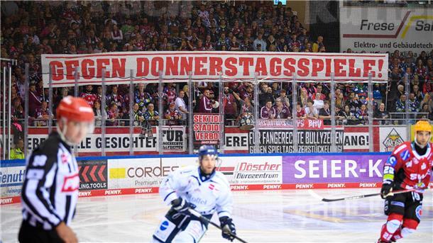 Pinguins gewinnen das Duell der „Geheimfavoriten“ gegen Straubing Einige Fans der Pinguins protestierten erneut gegen die Spielansetzung an einem Donnerstag.