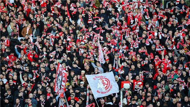 Sexismus gegen Schiedsrichterin: Geldstrafe für Essen Einige Fans von Rot-Weiss Essen haben sich in Verl daneben benommen.