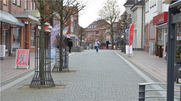 Einige Läden geöffnet, andere geschlossen: Die Zevener Fußgängerzone gab am Dienstag ein uneinheitliches Bild ab. Viel los war jedenfalls nicht. Ab Mittwoch dürfte es dort noch ruhiger sein.