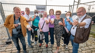Einige Mitglieder der Facebook-Gruppe um Ralph Wecks (2. v. li.) , die um den Molenturm an der Geeste trauern, hat sich erstmals vor Ort getroffen. In der Hand halten sie einen Aufkleber, den ein Mitglied entworfen hat.