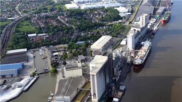 Einige Tage länger als geplant muss ein Massengutfrachter im Braker Hafen (Archivbild) liegen. Die Wasserschutzpolizei stellte schwerwiegende Mängel fest.