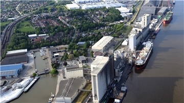 Einige Tage länger als geplant muss ein Massengutfrachter im Braker Hafen (Archivbild) liegen. Die Wasserschutzpolizei stellte schwerwiegende Mängel fest.