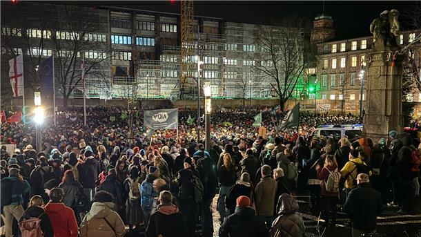 Einige Tausend Menschen kamen im Freiburg auf dem Platz der alten Synagoge zusammen.