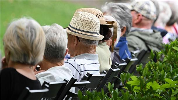 Jüngere Rentner häufig noch beruflich aktiv Einige wollen länger arbeiten: Rentner in Deutschland. (Archivbild)