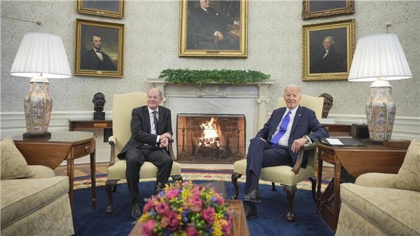 Einigkeit im Oval Office: Bundeskanzler Olaf Scholz (l) und US-Präsident Joe Biden halten weitere Militärhilfe für die Ukraine für alternativlos.