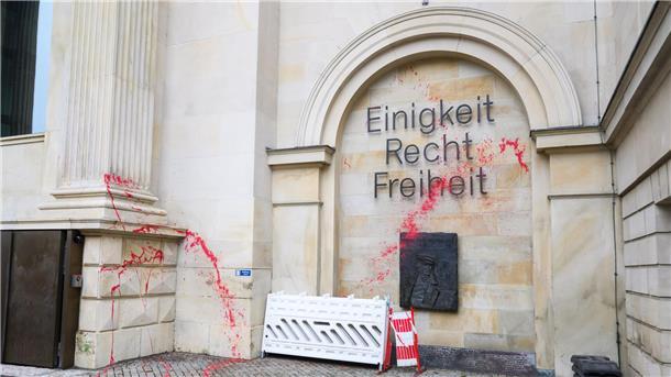 Landtag mit Gaza-Parolen beschmiert – sechs Vermummte Einigkeit, Recht und Freiheit – mit roter Farbe beschmiert.