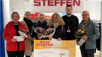 Einkäufer der Herren Young Fashion, Marcel Stelke (Zweiter von rechts), und Jasmin Brandt, Modeberaterin aus der Herrenabteilung (Zweite von links), überreichten den glücklichen Gewinnern ihre Preise.