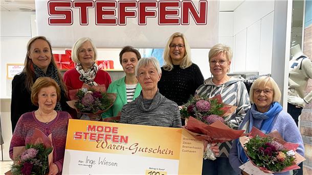 Einkäuferin der Damenmode, Alexandra Butt, und Andrea Sievert-Plath, Modeberaterin aus der Damenabteilung, überreichten den glücklichen Gewinnerinnen ihre Preise. 