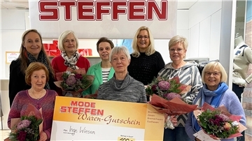 Einkäuferin der Damenmode, Alexandra Butt, und Andrea Sievert-Plath, Modeberaterin aus der Damenabteilung, überreichten den glücklichen Gewinnerinnen ihre Preise. 