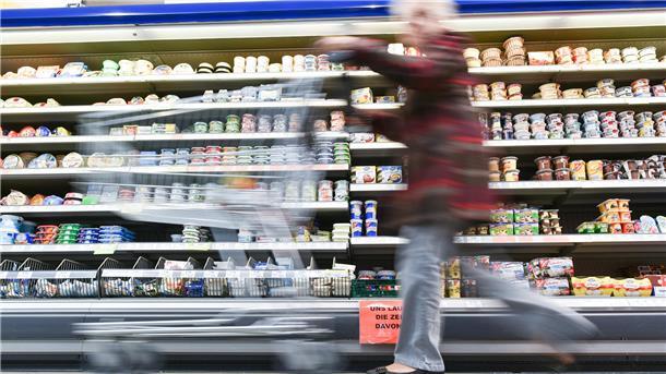 Einkauf in der Kühlabteilung: Wer Milchgetränke in Pflastikflaschen kauft, muss ab 2024 dafür Pfand bezahlen.