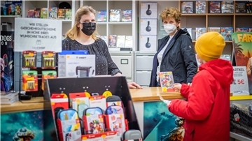 Einkaufsregeln unter Corona-Bedingungen für Kinder. Im Bild (von links): Astrid Engelbart vom Spielegeschäft Gameshop und Citymanagerin Claudia Bitti mit junger Kundschaft. Foto: Hartmann