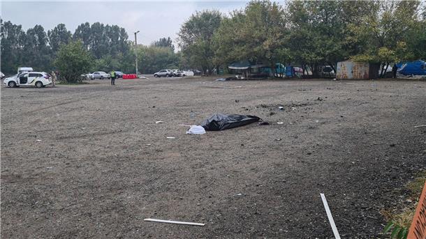 30 Tote bei Angriff von zivilem Autokonvoi in Saporischschja Ein Leiche in einem Sack liegt nach einem Raketenangriff auf dem Boden.
