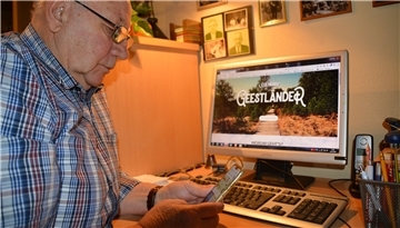 Einloggen zum digitalen Spaziergang: Langens Ortsheimatpfleger Heinz Wilhelm Schnut macht sich startklar für die "Legendären Geestländer".