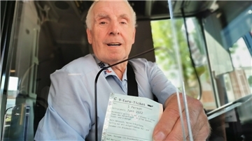 Einmal das 9-Euro-Ticket, bitte: Die Verkehrsbetriebe Wesermarsch hatten in den vergangenen drei Monaten merklich mehr Fahrgäste als vorher - insbesondere auf der Strandläuferlinie 400 und auf der innerstädtischen Linie 401.