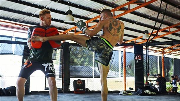 Einmal durch die Hölle und zurück: Kickboxer Pascal Schroth erlitt 2018 einen Genickbruch - und kämpfte sich mit einer beeindruckenden Haltung zurück ins Leben und an die Spitze des Kampfsportes.