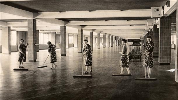 Einmal durchwischen, bevor das Gepäck kommt: Die Aufnahme aus dem Columbusbahnhof entstand vor 60 Jahren.