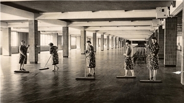 Einmal durchwischen, bevor das Gepäck kommt: Die Aufnahme aus dem Columbusbahnhof entstand vor 60 Jahren.