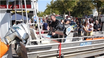 Einmal im Boot der Wasserschutzpolizei Platz zu nehmen, ließ sich kaum ein Kind entgehen. Diese Boote kommen in Katastrophengebieten zum Einsatz. Zweimal im Jahr - vor und nach der Sturmflutsaison wird damit geübt.