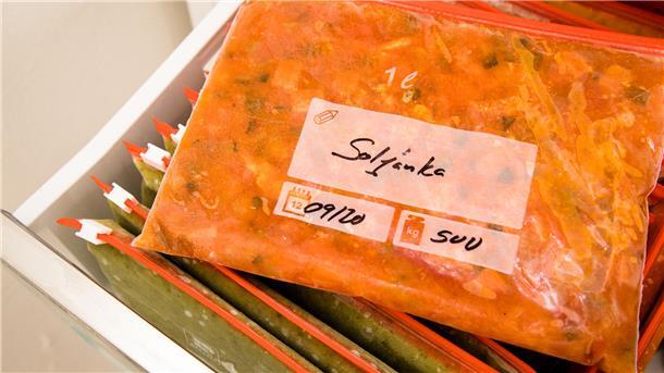 Schnell, günstig, gesund - und für eine Person: So lohnt das Kochen auch für Singles Einmal im großen Stil vorgekocht und flach in Einzelportionen eingefroren, ist eine Single-Mahlzeit im Handumdrehen aufgewärmt und auf dem Tisch