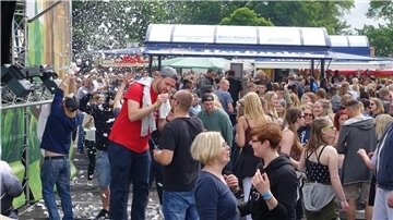 Einmal im Jahr am Pfingstsonntag verwandelt sich das kleine Steinau in eine der größten Fetenmeilen im Cuxland: Der Frühtanz ist Kult. Jetzt bekommt die Freiluftfete Konkurrenz: Auch in Lüdingworth wird Frühtanz gefeiert.