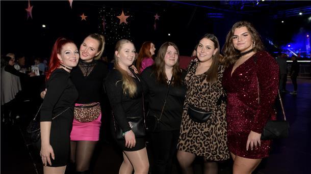 So feierten die 4000 Gäste beim Weihnachtszauber Einmal im Jahr schick feiern: Das wollten auch diese sechs Frauen.