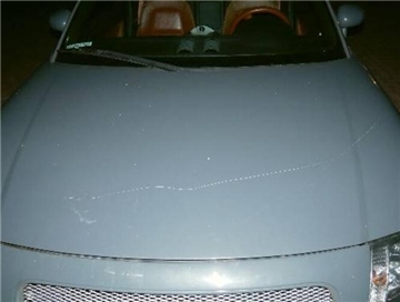 Einmal quer rüber geht der Kratzer auf der Motorhaube des Audi TT.