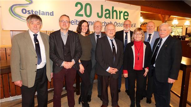 Einmütig gewählt: Die neue Vorstandsriege mit (von links) Reinhard Lindenberg (Beisitzer), Michael Johnen (Beisitzer), Tanja Buck (Beisitzerin), Ewald Romund (Schatzmeister), Claus List (Vors.), Eybe Schönteich (Beisitzer), Christel Mix (Beisitzerin) Harald Kleinmann (2. Vorsitzender) und Paul Scharten (Beisitzer).