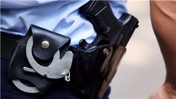 Ein Polizist trägt Handschellen bei sich: Die Bundespolizei hat mutmaßliche Schleuser festgenommen.
