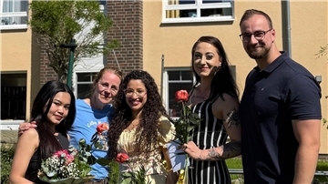 Das Foto zeigt vier Frauen und einen Mann vor dem Seniorenheim Haus Hansing in Nordenham.