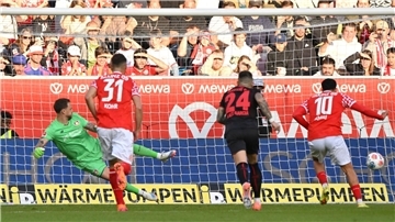 Eins von drei Gegentoren für Bayer-Keeper Mark Flekken (l). 