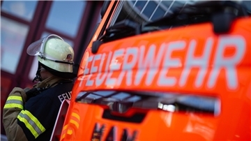Feuerwehrauto und Mann