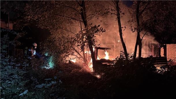 Nächtlicher Feuerwehreinsatz: Leerstehende Nerzfarm bei Loxstedt in Brand  Einsatz mitten in der Nacht: Lichterloh brannte ein Gebäudeteil der alten Nerzfarm bei Loxstedt. Feuerwehrkräfte verhinderten eine Ausbreitung des Feuers.