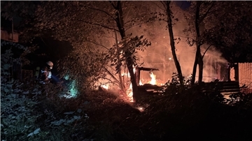 Nächtlicher Feuerwehreinsatz: Leerstehende Nerzfarm bei Loxstedt in Brand  Einsatz mitten in der Nacht: Lichterloh brannte ein Gebäudeteil der alten Nerzfarm bei Loxstedt. Feuerwehrkräfte verhinderten eine Ausbreitung des Feuers.