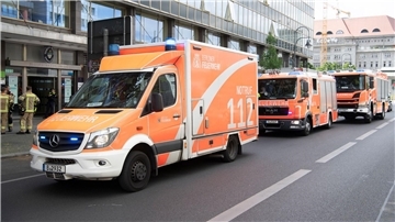 Einsatzfahrzeuge der Feuerwehr stehen vor dem mehrgeschossigen Gebäude, in dem es zu einem tödlichen Unfall mit einem Paternoster gekommen war.