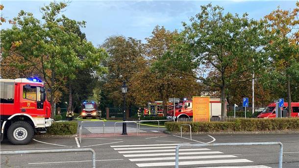 Brand im Heidepark Soltau: Besucher müssen Park verlassen Einsatzfahrzeuge der Feuerwehr stehen vor dem Heidepark Soltau.