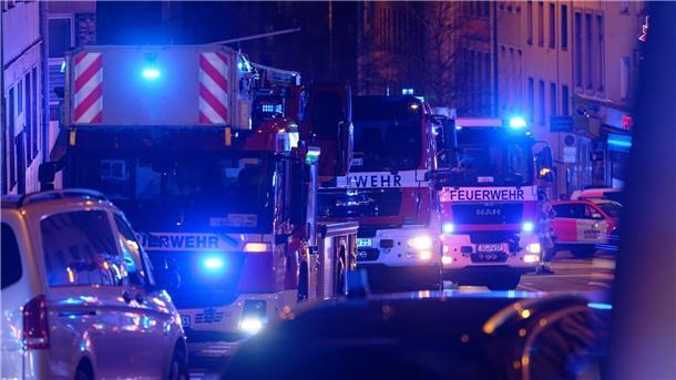 Einsatzfahrzeuge der Feuerwehr stehen vor einem Aachener Krankenhaus: Die Polizei ist wegen einer „möglichen Bedrohungssituation“ im Einsatz.