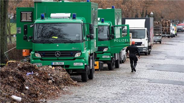 Einsatzfahrzeuge der Polizei am Kanal an der Treptower Straße in Berlin.