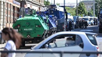 Einsatzfahrzeuge der Polizei an der Polizeidirektion in Leipzig.