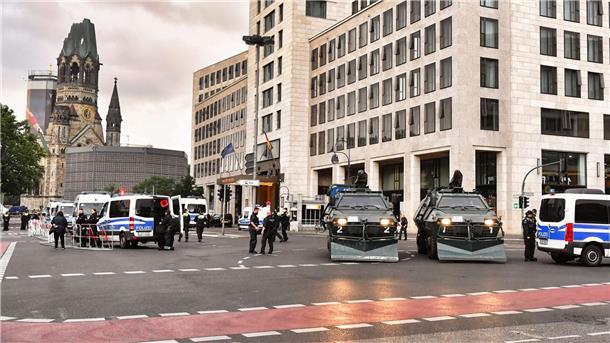 Einsatzfahrzeuge der Polizei gehen am Hotel Waldorf Astoria Berlin in Stellung. Dort sind seit dem Abend der ukrainische Präsident Selenskyj sowie weitere Regierungsvertreter aus unterschiedlichen Ländern untergebracht.