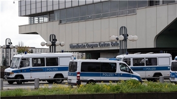 Einsatzfahrzeuge der Polizei stehen am ehemaligen Kongresszentrum ICC in Berlin.