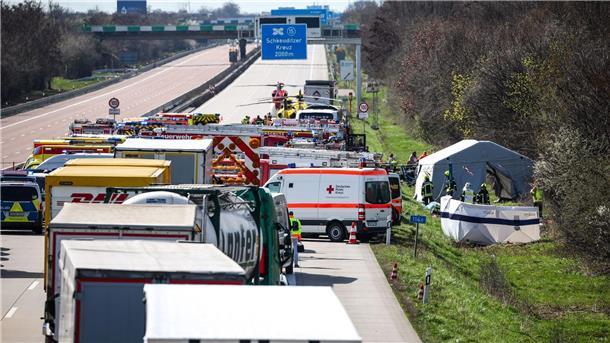 Busunfall auf A9: Polizei korrigiert Zahl der Toten auf vier Einsatzfahrzeuge und Rettungshubschrauber an der Unfallstelle.