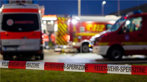 14-Jähriger getötet - Freund festgenommen Einsatzfahrzeuge von Rettungsdienst und Feuerwehr - auch in der Nacht war die Suche fortgesetzt worden.