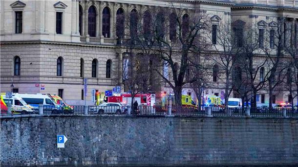 Tschechien nach Bluttat an Prager Uni im Schockzustand Einsatzfahrzeuge vor der Hochschule in der Prager Innenstadt.