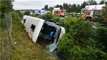 Einsatzkräfte an der Unfallstelle.