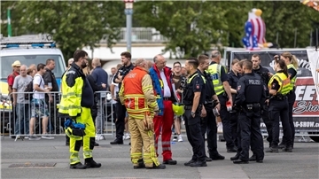 Einsatzkräfte an der Unfallstelle auf dem Schützenplatz.