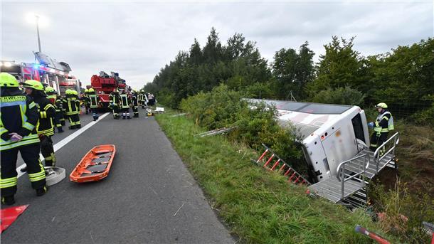 Kein Alkohol im Spiel bei Reisebus-Unfall Einsatzkräfte arbeiten am Samstagmorgen an der Unfallstelle von einem Reisebus.