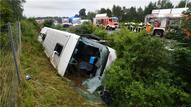 Kein Alkohol im Spiel bei Reisebus-Unfall auf A2 Einsatzkräfte arbeiten am Samstagmorgen an der Unfallstelle bei einem Reisebus.