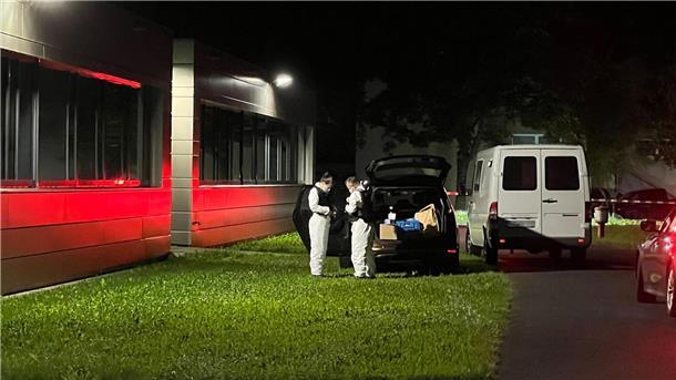 Toter 14-Jähriger - Tatverdächtiger kommt vor Haftrichter Einsatzkräfte auf dem Gelände eines Schulzentrums.